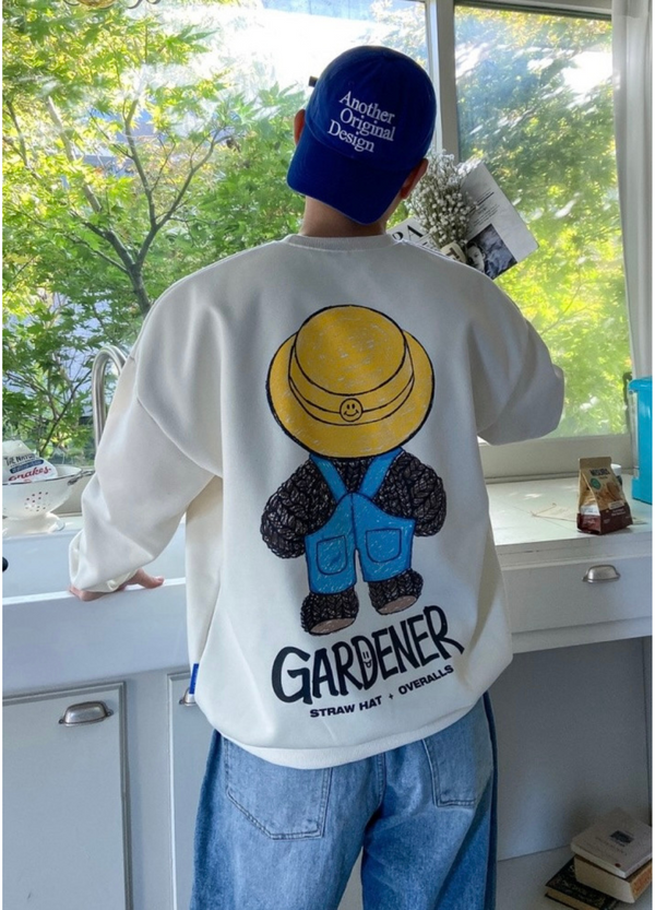 GARDENER BEAR SWEATSHIRT ( 2 COLORS )