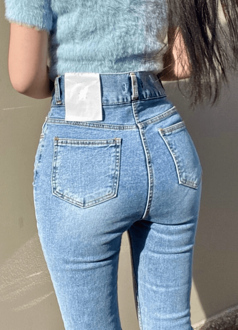 HIGH WAISTED BOOTS CUT JEANS